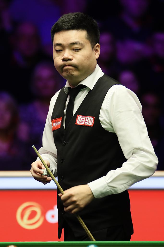 示了足球中 示了足球中